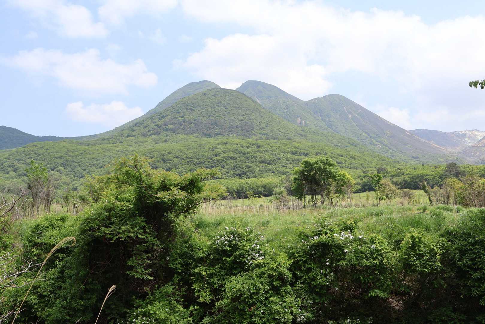 三俣山の手前にあるのが指山