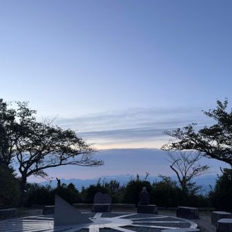 雌岳山頂。東の空の雲が厚く、日の出はお預け。でも空気が澄んで心地良い。E気持ち。