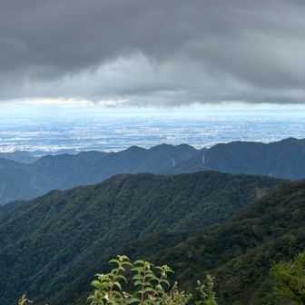 雲の隙間からはクッキリと大都市や江ノ島が顔をのぞかせる