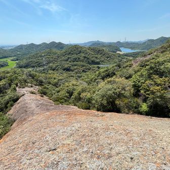 上から見下ろす。斜度がないように見えるが結構な斜面です。約70m、斜度40度とコメントしている方がいました。