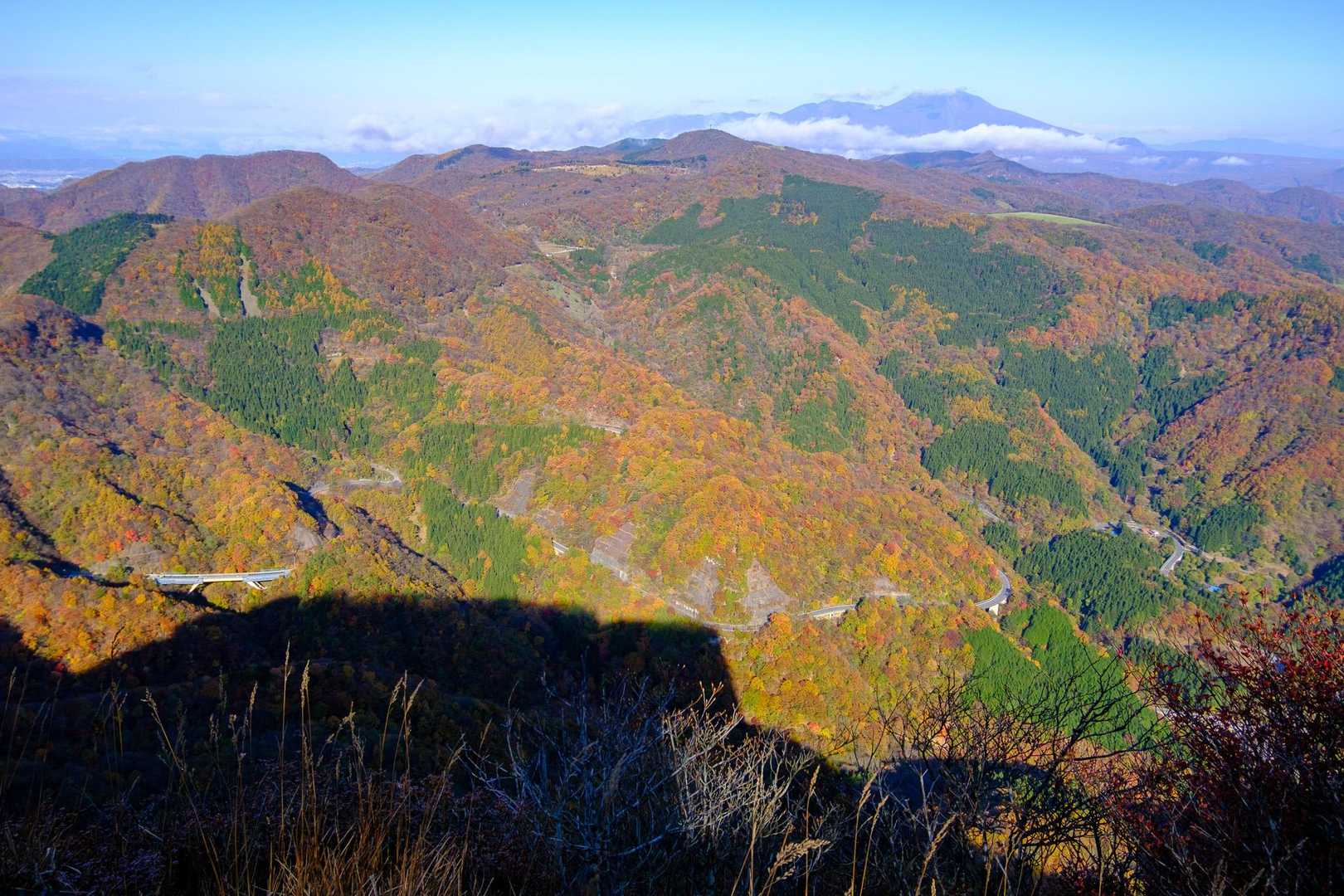 遠くに浅間山、手前が艫岩のシルエット。