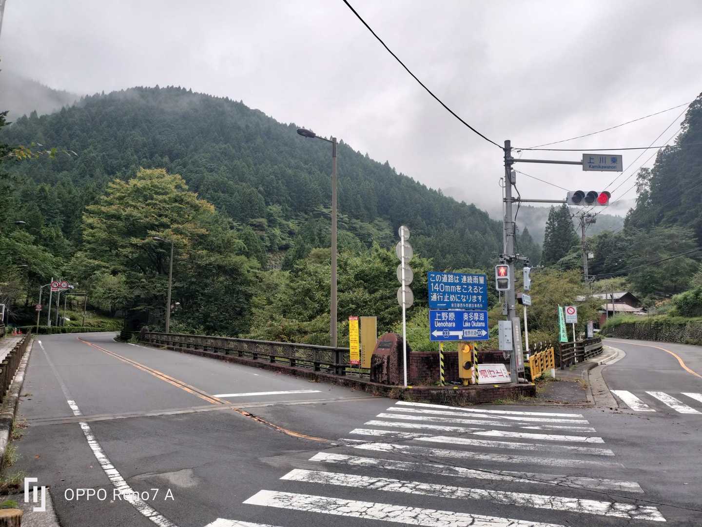 バスに乗車してる人の90%というか僕ら２人以外はトレランの人
でした💦
みんなハセツネの試走ですね。
この日は乗客も多く、臨時便が
出ました。

そして上川乗で下車し、
この交差点を左に行って
ちょっと歩くと登山口あります。

バス停の側にはトイレもあります。
この先はゴール地点の数馬の湯
までトイレは無しです