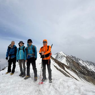 仲間達に登山女子が加わる。
8合目付近で危険を感じて降りてこられ
たけど、励まして一緒に登頂❣️