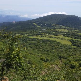 ゴルフ場と遠笠山です。