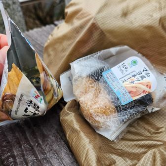 やらかしました😭味噌汁が飲みたいのにカップがない！銀の保温シートでくるんだ熱湯入りのサーモスと一緒に入れてあった🍙はほんのり温かい。もう一つのサーモスには温かいフレーバーティーが入っているし、おにぎりとお茶でいいか…と思いかけたものの
「山頂に着いたらおにぎりとあったかい味噌汁🤤」
と思いながらここを目指してひたすら登ってきた私の心は満たされそうになく。どうにかして味噌汁を飲もうと考えついたのが、直接お湯を入れること。アルミの袋で何とかなりそうだし、ここを持てば熱くもない。少量のお湯を注いでは飲み、またお湯を注いで少し溶かしては飲み。人に見られたらちょっと恥ずかしいこと以外特に何の問題もなく美味しく飲み干すことができました😋
ほとんど人いなくて良かった〜。