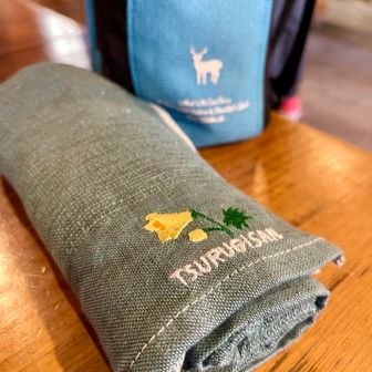 売店でキレンゲショウマが刺繍されたタオルを購入
