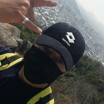 朝右田からの天神山でプチお疲れモードか🤣
東鳳翩山か迷ったが熊🐻目撃情報もあり⚠️疲れもあり🤣
天神山にしました✨🤭