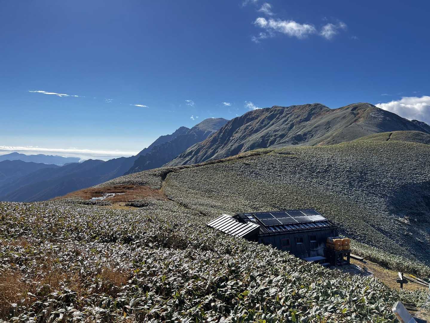 目指す武能岳⛰️
左奥にはその先の茂倉岳⛰️