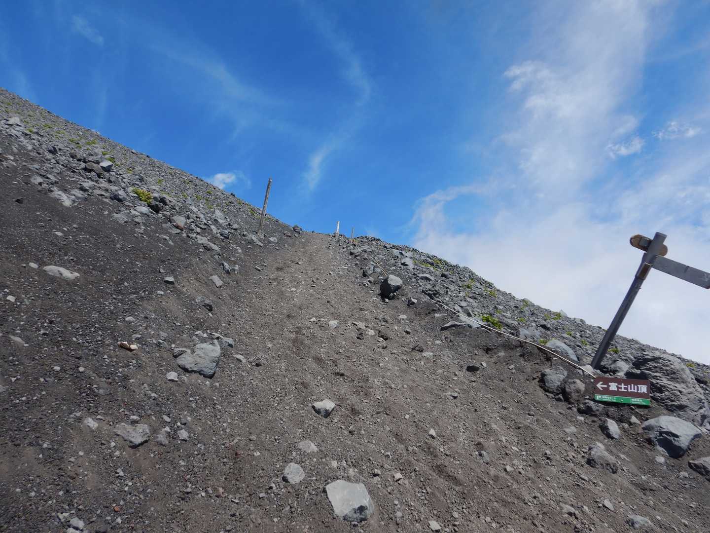 滑る登山道、ズルズル