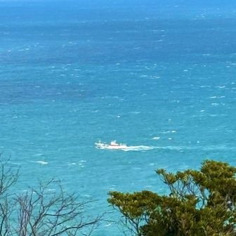 日本海の荒波の中を進む漁船
今日は隠岐諸島は見えませんでした