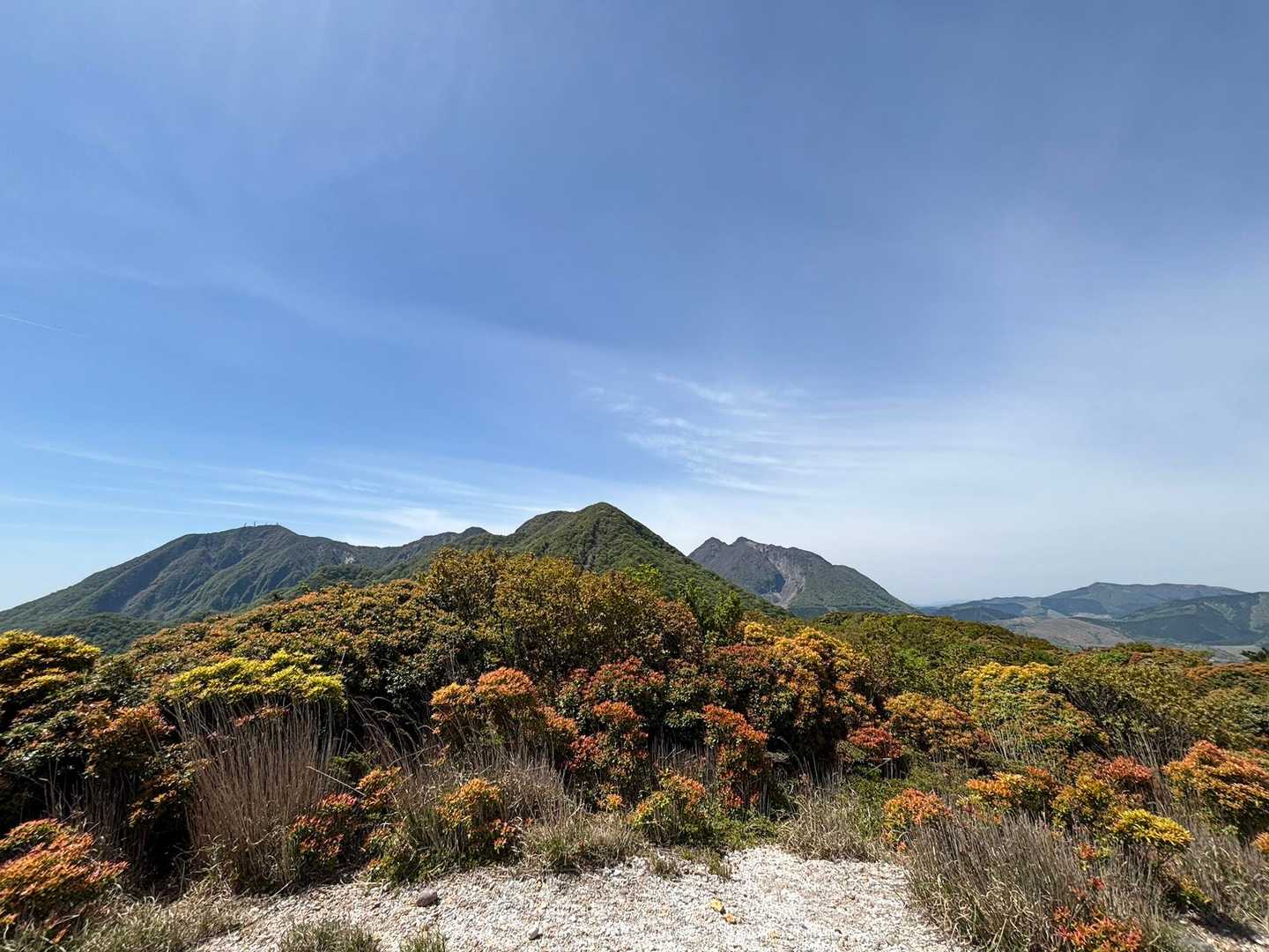 伽藍岳西峰往復 | 噴煙ただよう活火山。下山後は名湯・塚原温泉への写真