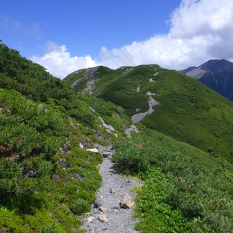 聖からは平に見えた稜線もぜんぜん平らでない