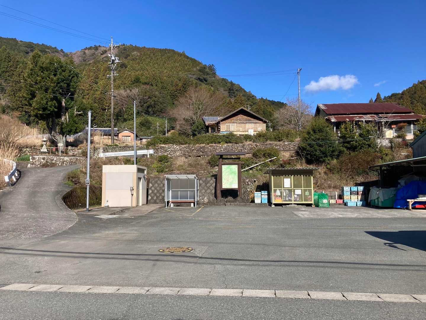 登山口駐車場(協力金100円)からスタート！歩いてすぐの場所(画像ベージュの四角い建物)にトイレあります。
こちらも協力金あり。