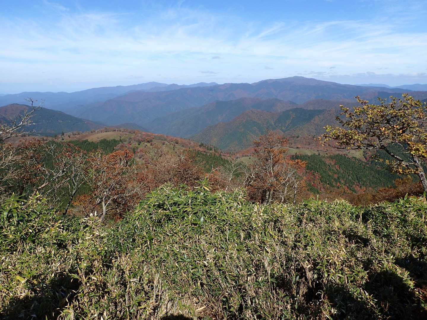 氷ノ山(右)・扇ノ山(左奥)
