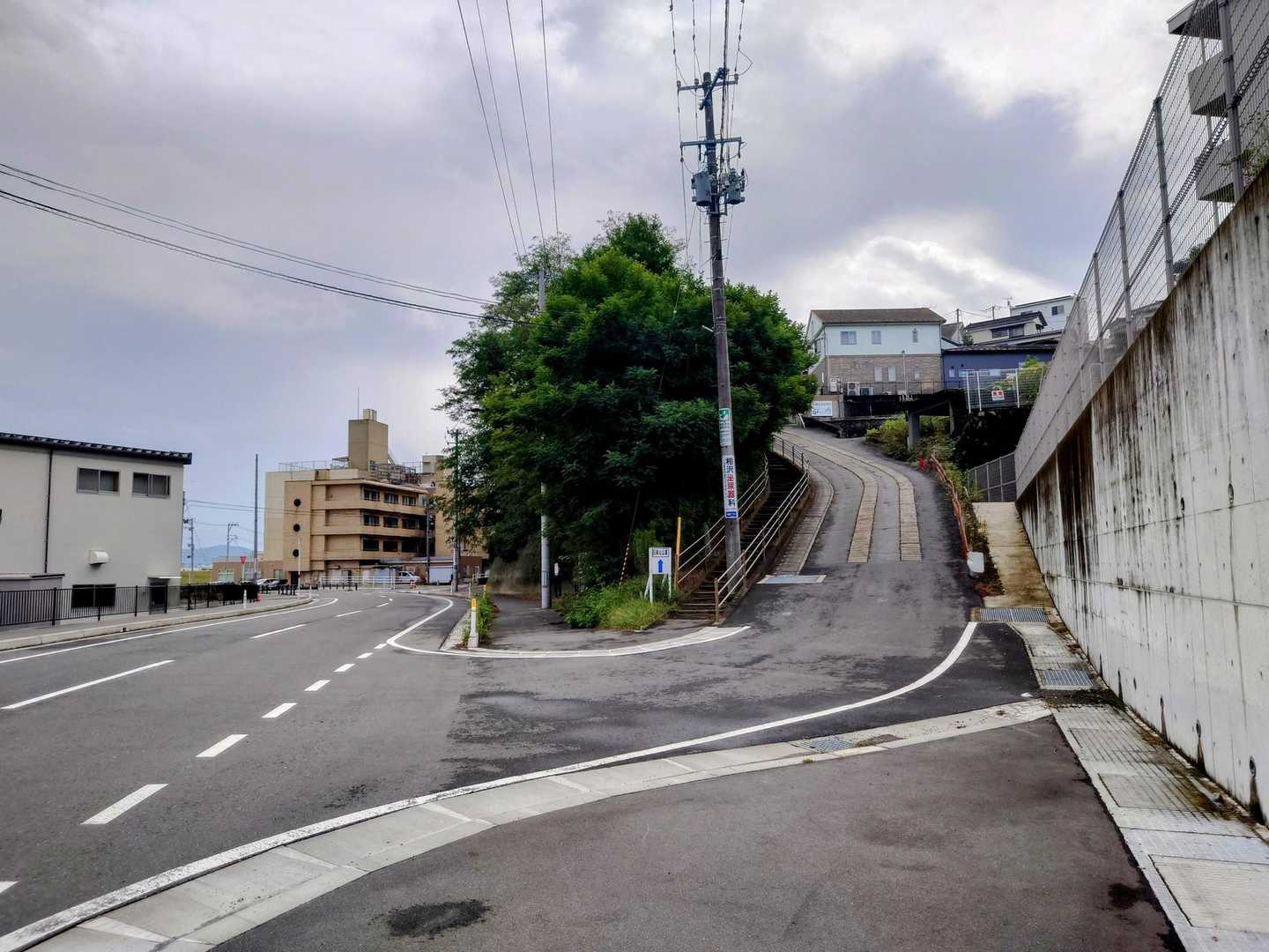 この坂を登ります。東海道の権太坂に良く似てる💦