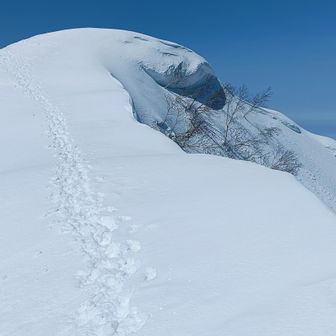 高妻山山頂を振り返る
雪庇踏み抜き注意⚠️