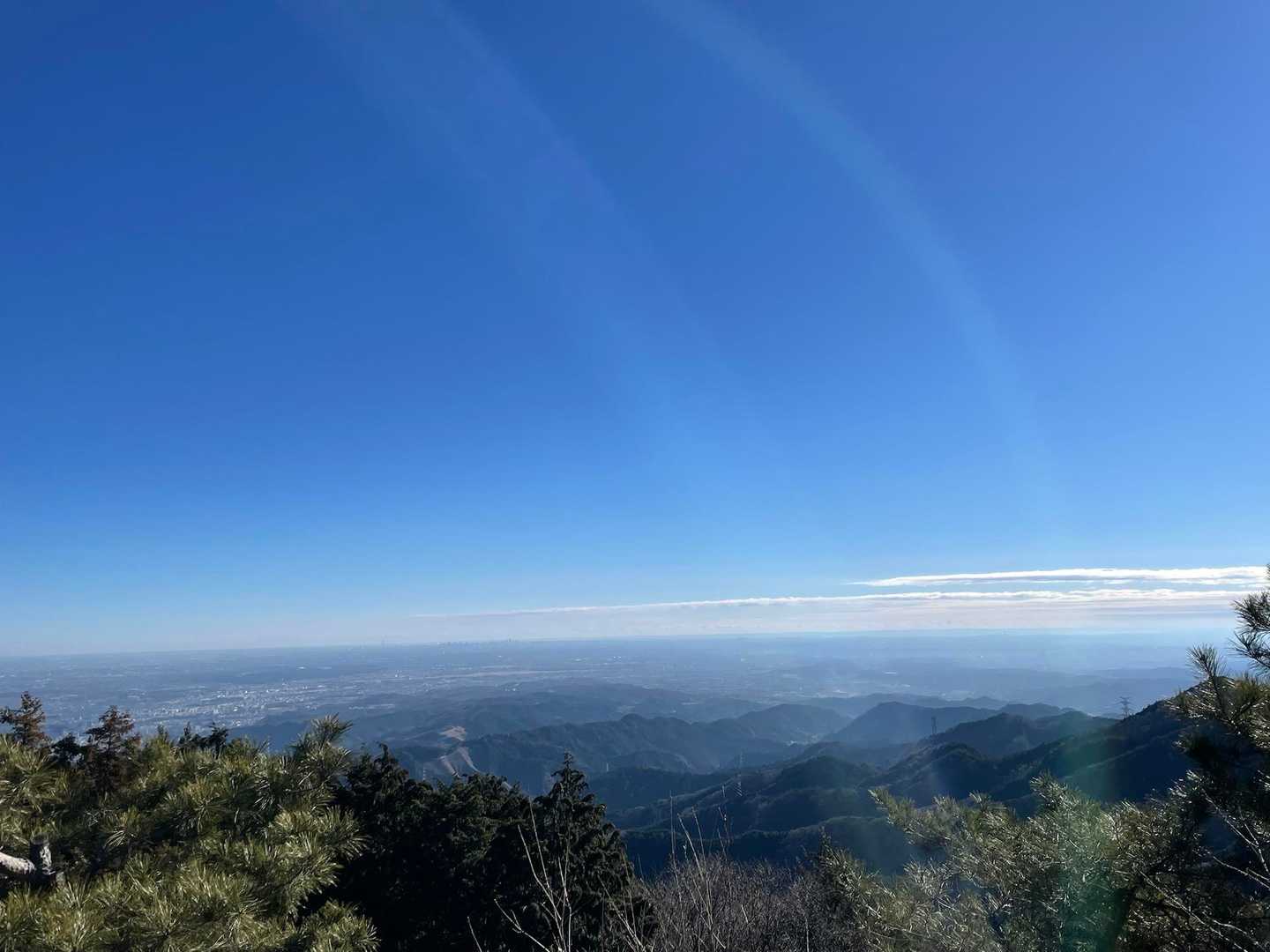 ここに来るのは2度目、山頂はほぼ360°の展望
都心も山も海も見えます
肉眼ではスカイツリーも見えました