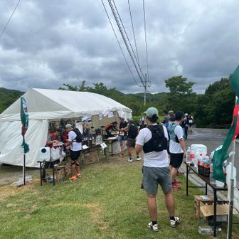 すべてのエイドでしっかり被り水しました。あと、熱がこもってきたと感じた時は、持参した水でセルフ被り水も。発汗も減って攣り対策になったと思います。