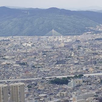 新猪名川大橋（ビックハーブ）と五月山が見えます