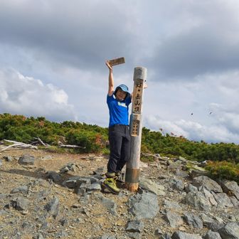 蝶ヶ岳山頂❗
ちなみにスマホ置く台があるので～
自撮りも楽々(*^^*)