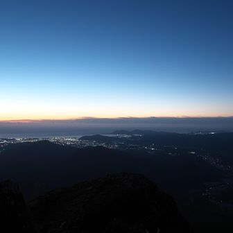 明るくなってきました。動かないのでめちゃ寒いんですけど。。。
途中で追い抜いた半袖の方は大丈夫なのだろうか？