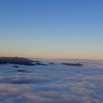 五老ヶ岳も雲海の下
西方面は限りなく雲海が広がる
一体何処まで雲の下なんやろ