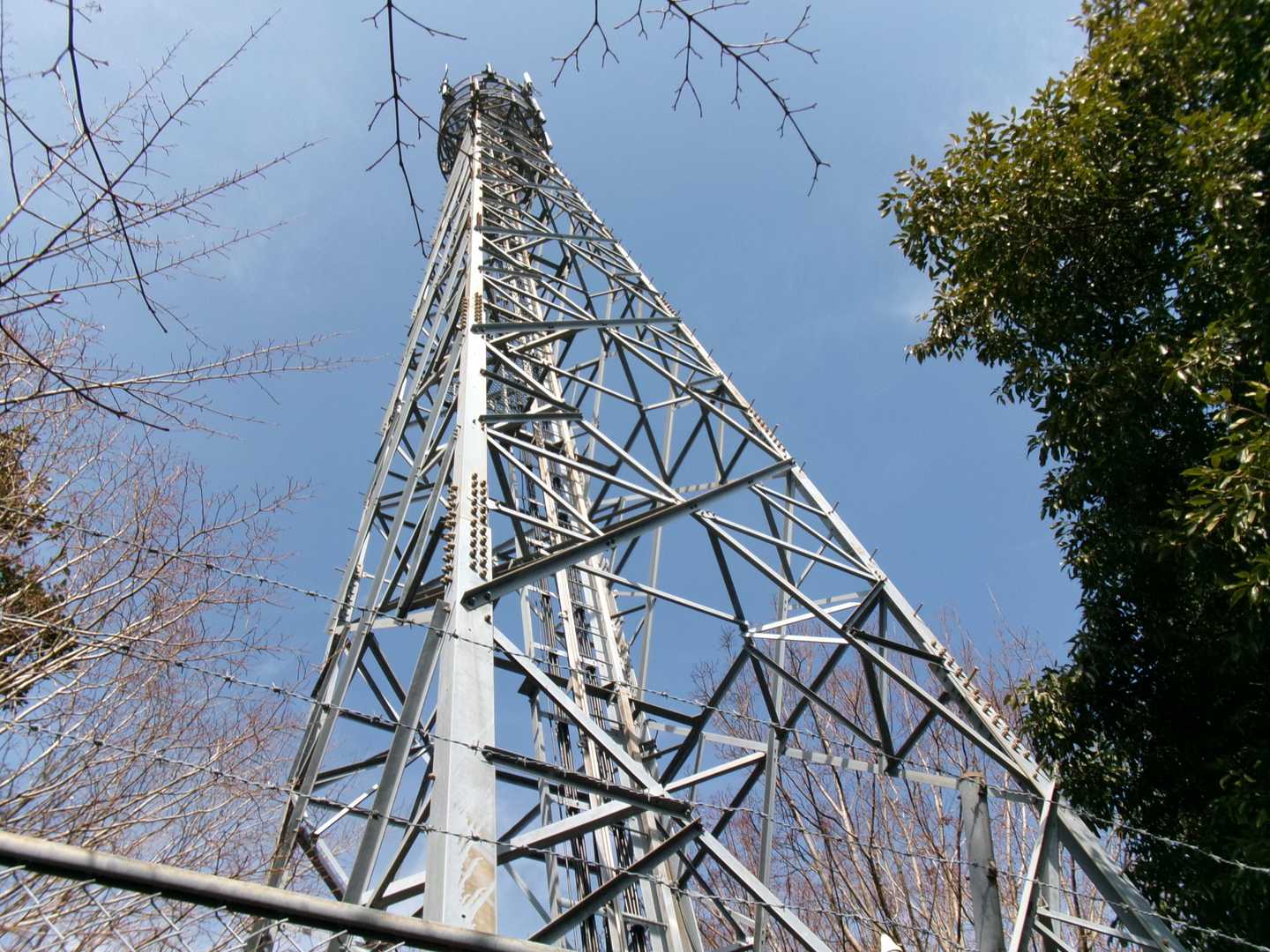 KDDI鉄塔
丸太の階段急な下り