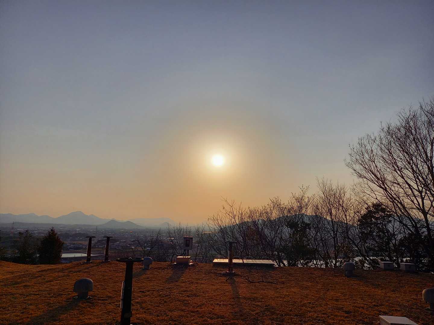 頂上へ戻ってきました。
川岡配水池越しに夕陽を。
ではこれから、如意輪寺公園へ河津桜🌸を見に行きます。
おつかれさまでした。🙇
