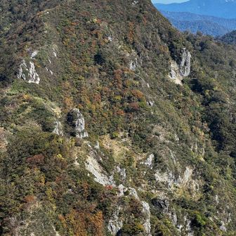 岐阜県側は崖