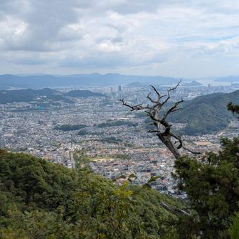 火山山頂手間の八畳岩。
ここで昼飯。南からルートの際は、最近はいつもここで昼飯。