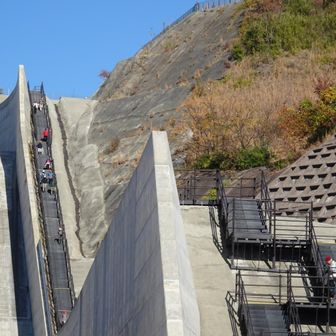 ダム沿いの階段降りてきたけど、なかなかの距離&スリル