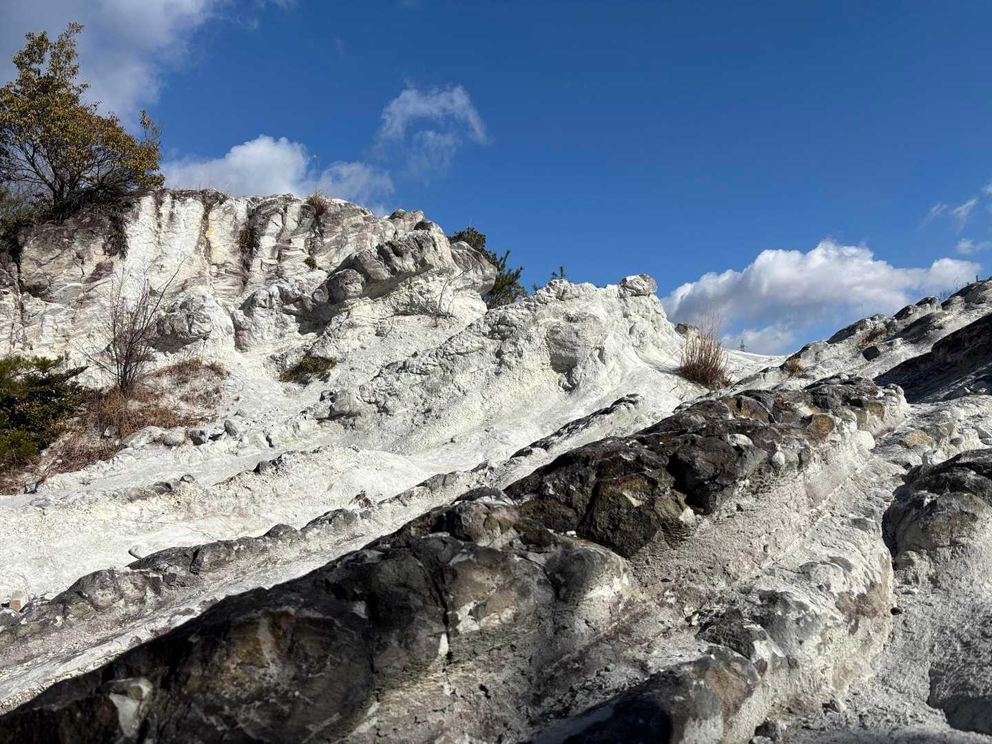 ダイヤモンドトレール起点発着｜白い岩肌の屯鶴峯往復コースの写真