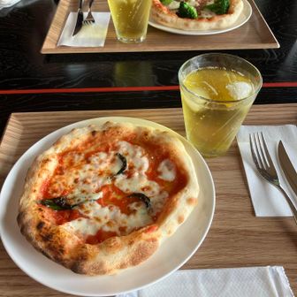 自家製ピザのマルゲリータとクラフトレモンスカッシュ。
うまし😋