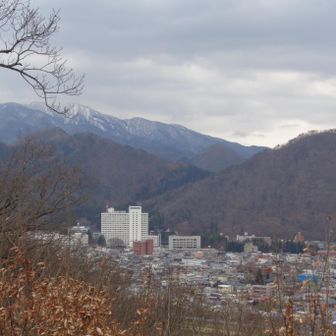 山頂から、今日の瀧山・千歳山方面です。
今は少し雲が見られ、普段より風が強く感じられます。
山形県庁舎が視野に入ります。