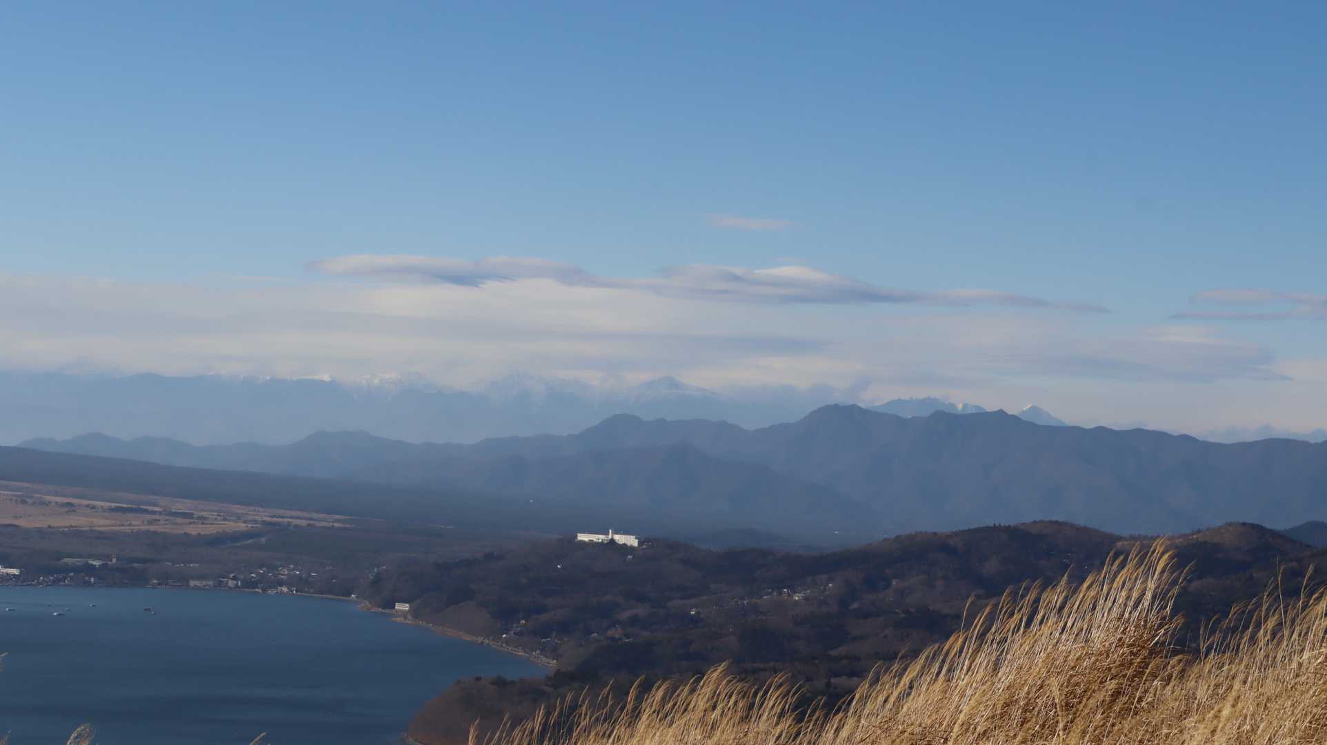 山頂からの富士山の前に南アルプス方面…
残念、ちょっと視界不良なので割愛😣