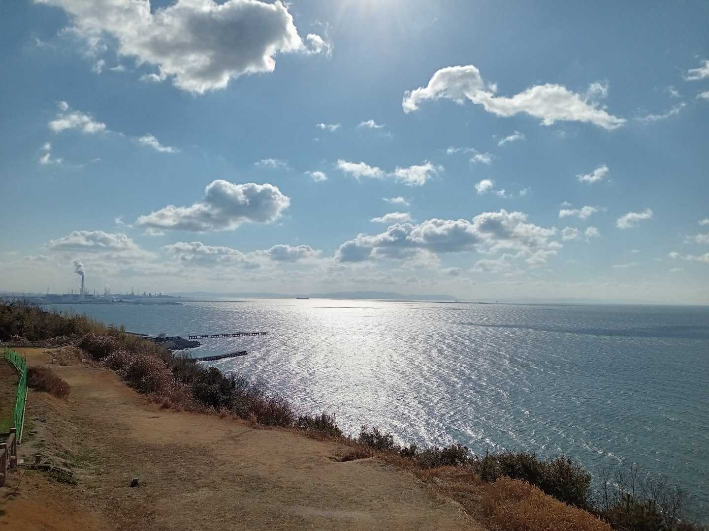 海が近いよ。
淡路島が大きく見える