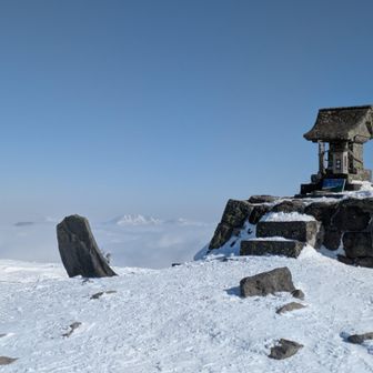 根子岳神社。後ろは上州の山々かな？