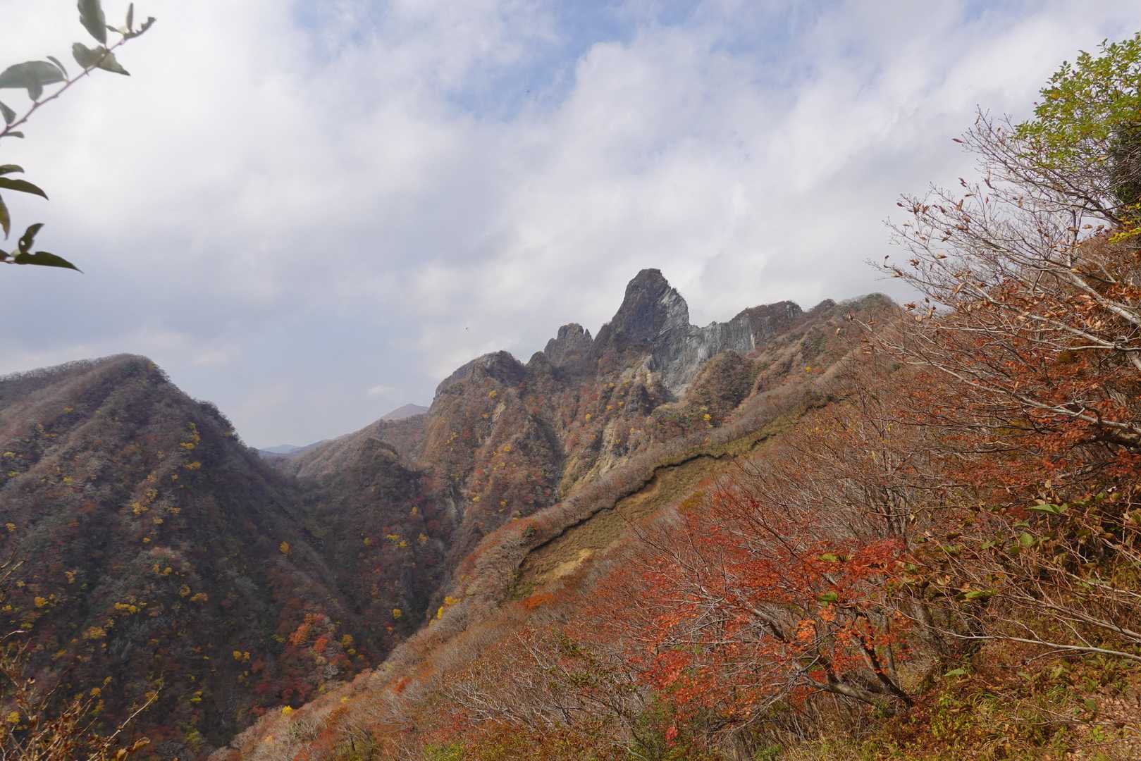 天狗岳の斜面も色づいてます
