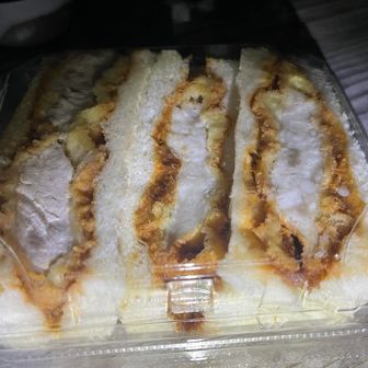 早朝5:30出発と言われ、
4:00に起きて食堂で食べる朝食のカツサンドはかなりヘビー😅
もちろんまだ館内の電気付は付かなくてヘッドライトして食べてるの初めての経験すぎて楽しい😆