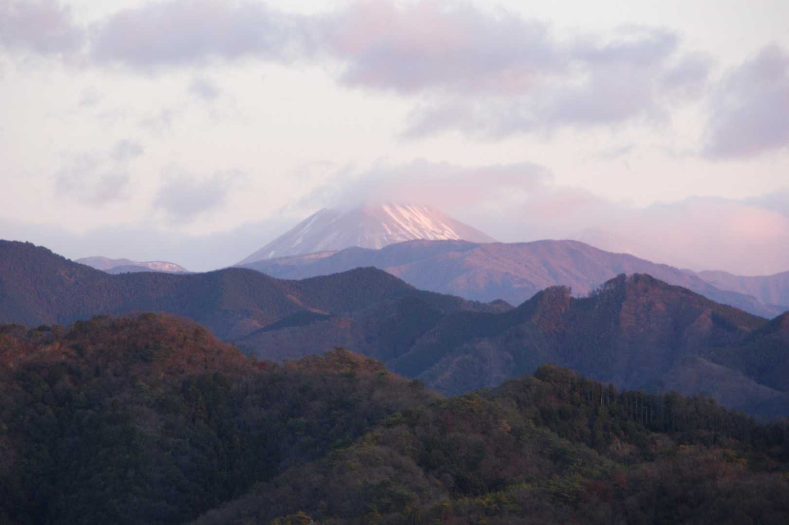 北は雪雲が多く男体山がどうにか見えています