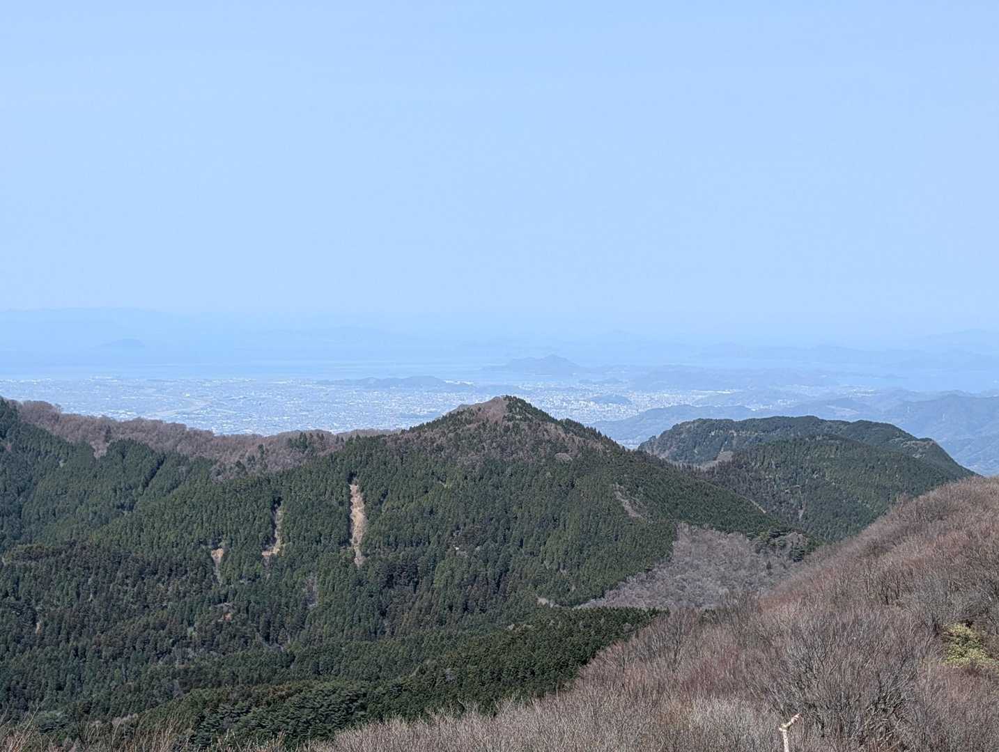 うっすらですが島も見える