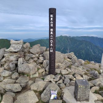 【🟢飯豊山】

🔺一等三角点(本点)🈶

北西方向を少し拡大⛰️

写真の撮り合いの後は、栄養補給😋
・ランチパック🥪
(ブルーベリージャム＆マーガリン)🫐🧈