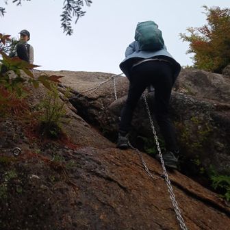 鷹見岩山頂直下の鎖場は短いけど垂直で岩が滑るのでなかなかでした。