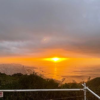 旗振山に着いたら丁度ご来光が！
綺麗だなーと思う反面、この後は雨が降るんだなーと夢の無いことを想像してしまう。