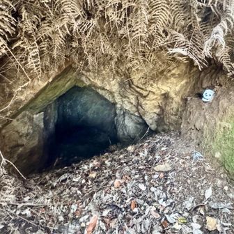 弾薬庫跡と☠️