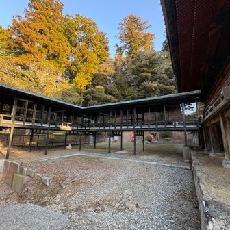 妙見山へのアクセスは回廊を潜って先の階段を登っていきます