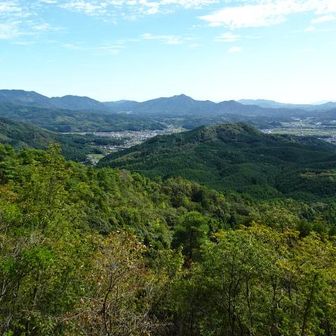 途中の展望岩からは鞍掛山が見えている。