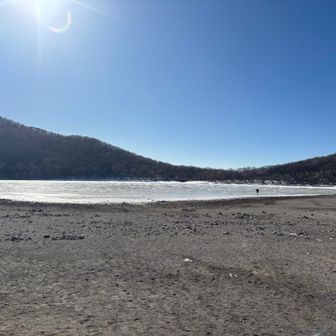 湖面凍ってます。