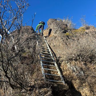 ハシゴで鞍部に下ります