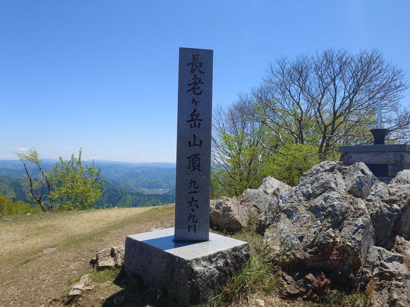 山頂、立派な石碑
